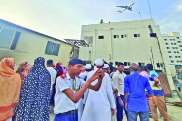 আইসিইউতে লড়ছে শিশুরা
