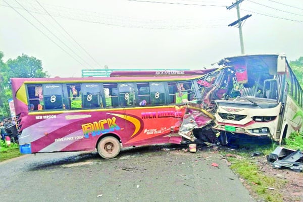 মুখোমুখি সংঘর্ষে দুই বাস