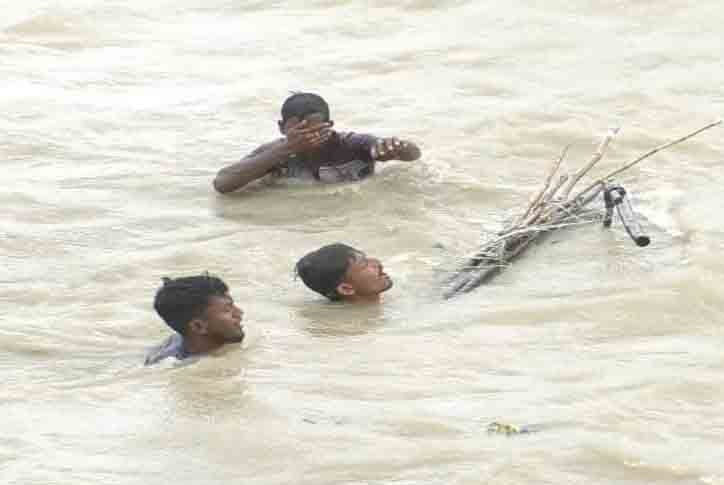 নিম্নচাপের প্রভাবে ভোলায় নদী উত্তাল : ৬ জেলেসহ মাছ ধরার ট্রলারডুবি