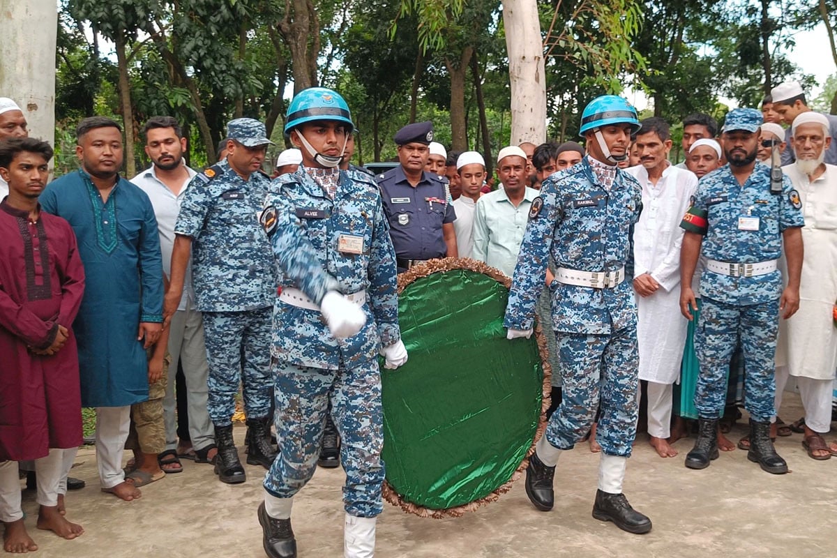 মাইলস্টোনের শিক্ষিকা মাসুকার কবরে বিমানবাহিনীর গার্ড অব অনার