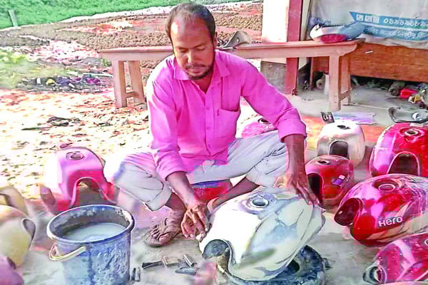 হাতের জাদুতে প্রাণ ফিরে পায় মোটরসাইকেল