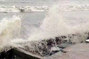 লঘুচাপের প্রভাবে উত্তাল বঙ্গোপসাগর
