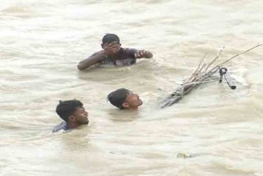 নিম্নচাপের প্রভাবে ভোলায় নদী উত্তাল : ৬ জেলেসহ মাছ ধরার ট্রলারডুবি