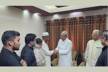 পাইলট তৌকিরের পরিবারকে সমবেদনা জানালেন মির্জা ফখরুল