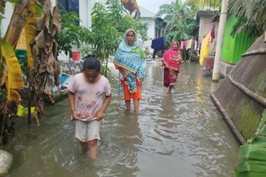 হাতিয়ার সাথে নৌ যোগাযোগ বন্ধ, নোয়াখালী পৌরসভায় ফের জলাবদ্ধতা