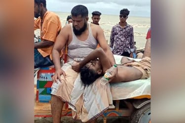 সমুদ্রে ডুবে যাচ্ছিলেন পর্যটক, বাঁচালেন জেলে