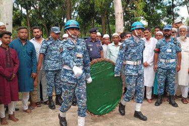 মাইলস্টোনের শিক্ষিকা মাসুকার কবরে বিমানবাহিনীর গার্ড অব অনার
