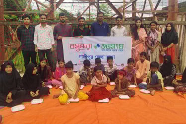 বসুন্ধরা শুভসংঘের উদ্যোগে জয়দেবপুর রেলস্টেশনে খাবার বিতরণ