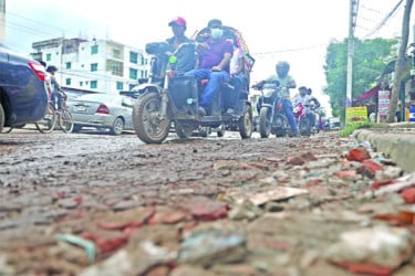 খানাখন্দে ভরা রাজধানীর সড়ক