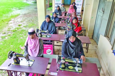 স্বাবলম্বী হওয়ার স্বপ্নে উখিয়ার ১০ নারী