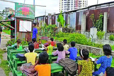 খোলা আকাশের নিচে শিক্ষা বিলিয়ে যাচ্ছেন শুভ