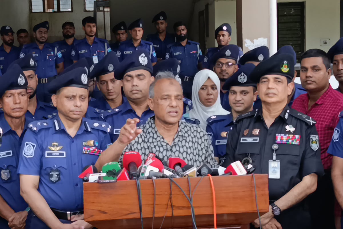 সব অস্ত্র এখনো উদ্ধার করতে পারিনি, চেষ্টা করছি : স্বরাষ্ট্র উপদেষ্টা