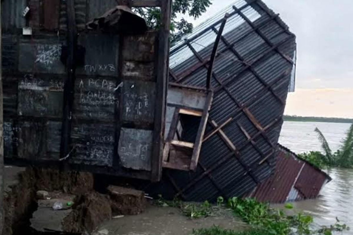 হঠাৎ ভাঙনে নদীগর্ভে চার ঘর