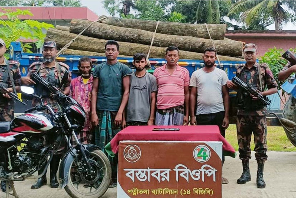 নওগাঁয় ৫ চোরাকারবারি আটক