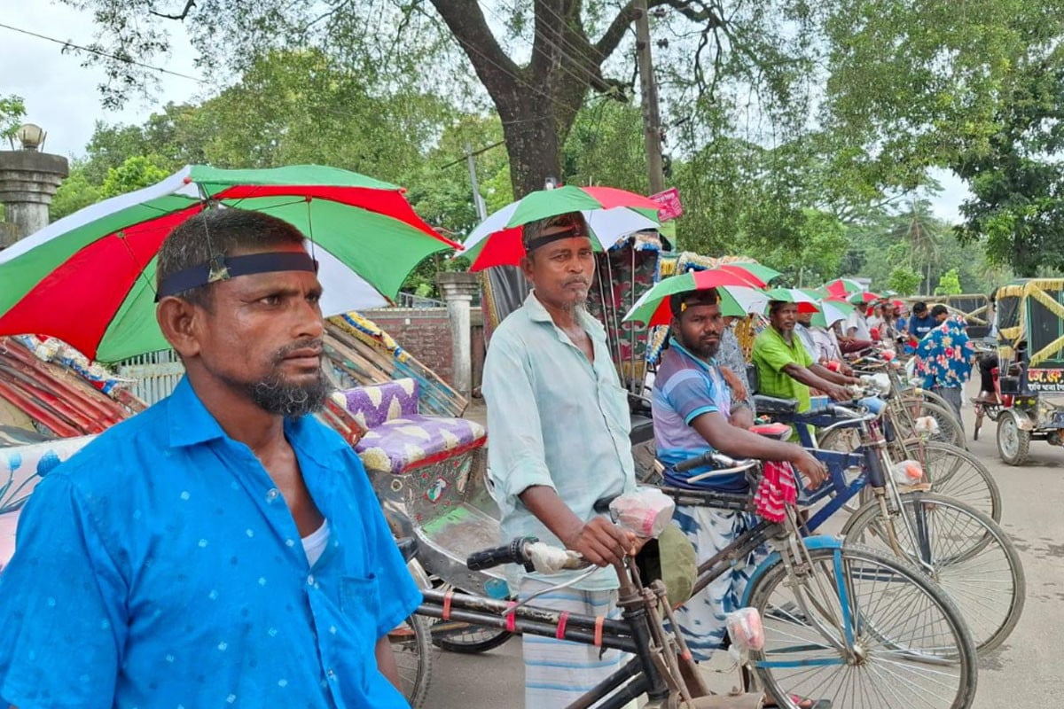 সৈয়দপুরে রিকশা চালকদের মাঝে ক্যাপ ছাতা বিতরণ