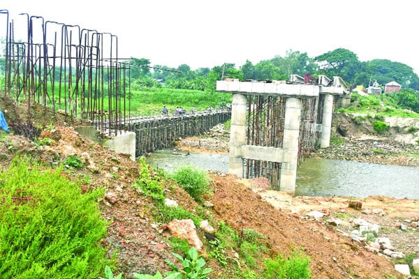 নির্মাণে কচ্ছপগতি, বেড়েছে দুর্ভোগ
