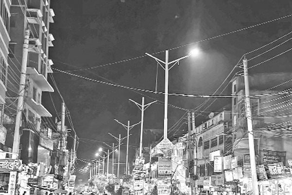 সন্ধ্যা নামলেই সড়কে ঘুটঘুটে অন্ধকার