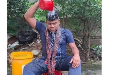 দুধ দিয়ে গোসল করে পদত্যাগ করলেন ছাত্রলীগ নেতা