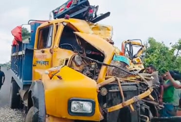 নওগাঁয় ট্রাকের ধাক্কায় হেলপার নিহত, আহত চালক