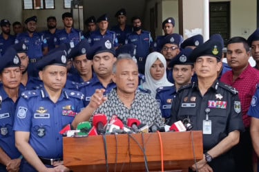 সব অস্ত্র এখনো উদ্ধার করতে পারিনি, চেষ্টা করছি : স্বরাষ্ট্র উপদেষ্টা