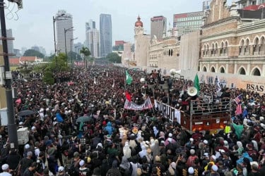 মালয়েশিয়ার প্রধানমন্ত্রীর পদত্যাগ দাবিতে কুয়ালালামপুরে হাজারো মানুষের বিক্ষোভ