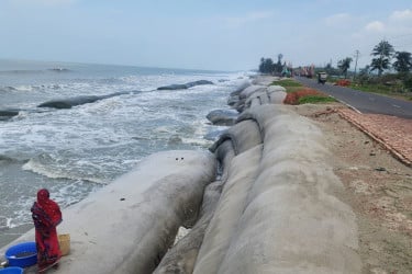 টেকনাফে ফের মেরিন ড্রাইভ ভাঙন, ঝুঁকিতে ২ হাজার পরিবার