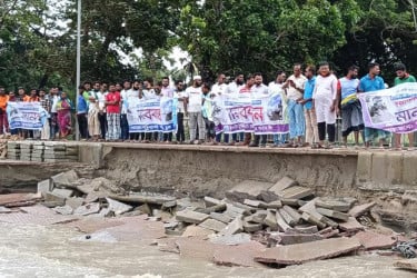 কুয়াকাটা সৈকত রক্ষায় মানববন্ধন