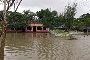 নিঝুমদ্বীপের নিম্নাঞ্চল প্লাবিত, ভাঙনের মুখে ৫ শতাধিক বাড়িঘর