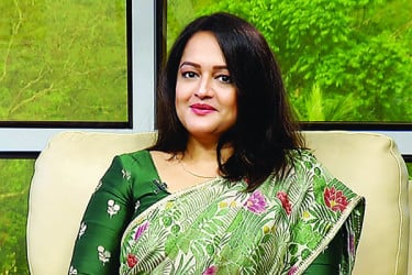 ঈশিতার রুপোর ঝলক