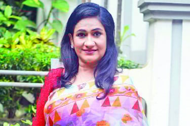মৌ শিখার পাশে মনিরা মিঠু