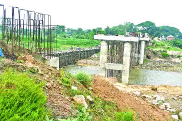 নির্মাণে কচ্ছপগতি, বেড়েছে দুর্ভোগ