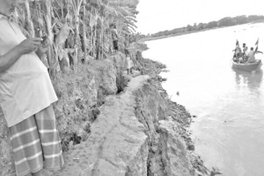 আতঙ্ক ছড়াচ্ছে মধুমতী