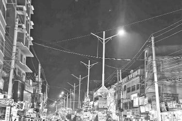 সন্ধ্যা নামলেই সড়কে ঘুটঘুটে অন্ধকার