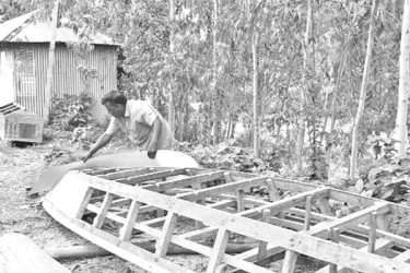 চলনবিলাঞ্চলে ব্যস্ত নৌকার কারিগররা