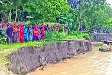 বন্যার সঙ্গে ভাঙনে দিশাহারা