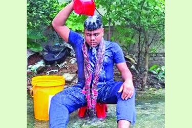গোপালগঞ্জে দুধ দিয়ে গোসল করে ছাত্রলীগ থেকে পদত্যাগ