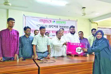 টেকনাফে শুভসংঘের সেলাই মেশিন পেলেন ৩০ নারী