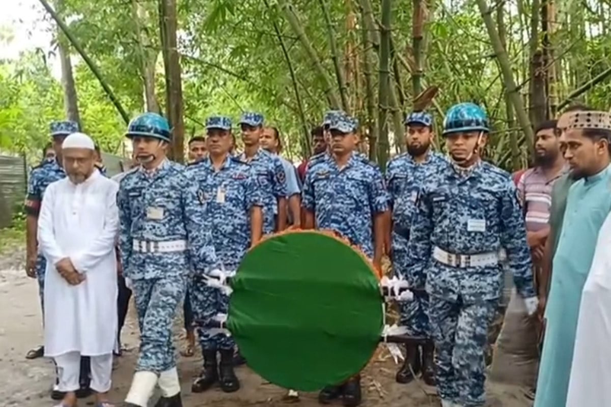 মাইলস্টোনে নিহত কুমিল্লার মাহতাবের সমাধিতে বিমান বাহিনীর শ্রদ্ধা