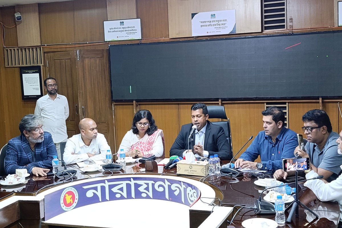 নারায়ণগঞ্জ শহরের যানজট নিরসনে ডিসির সাথে ৪২টি ব্যবসায়ী সংগঠনের বৈঠক