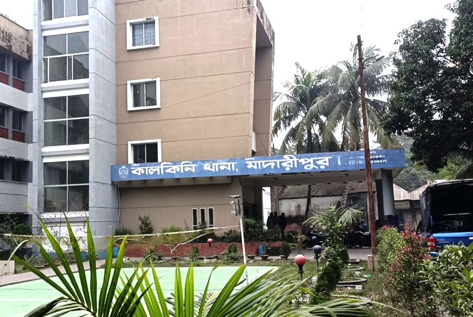 পুলিশ ক্লিয়ারেন্স পেতে ঘুষ দাবির অভিযোগ, কনস্টেবল ক্লোজড