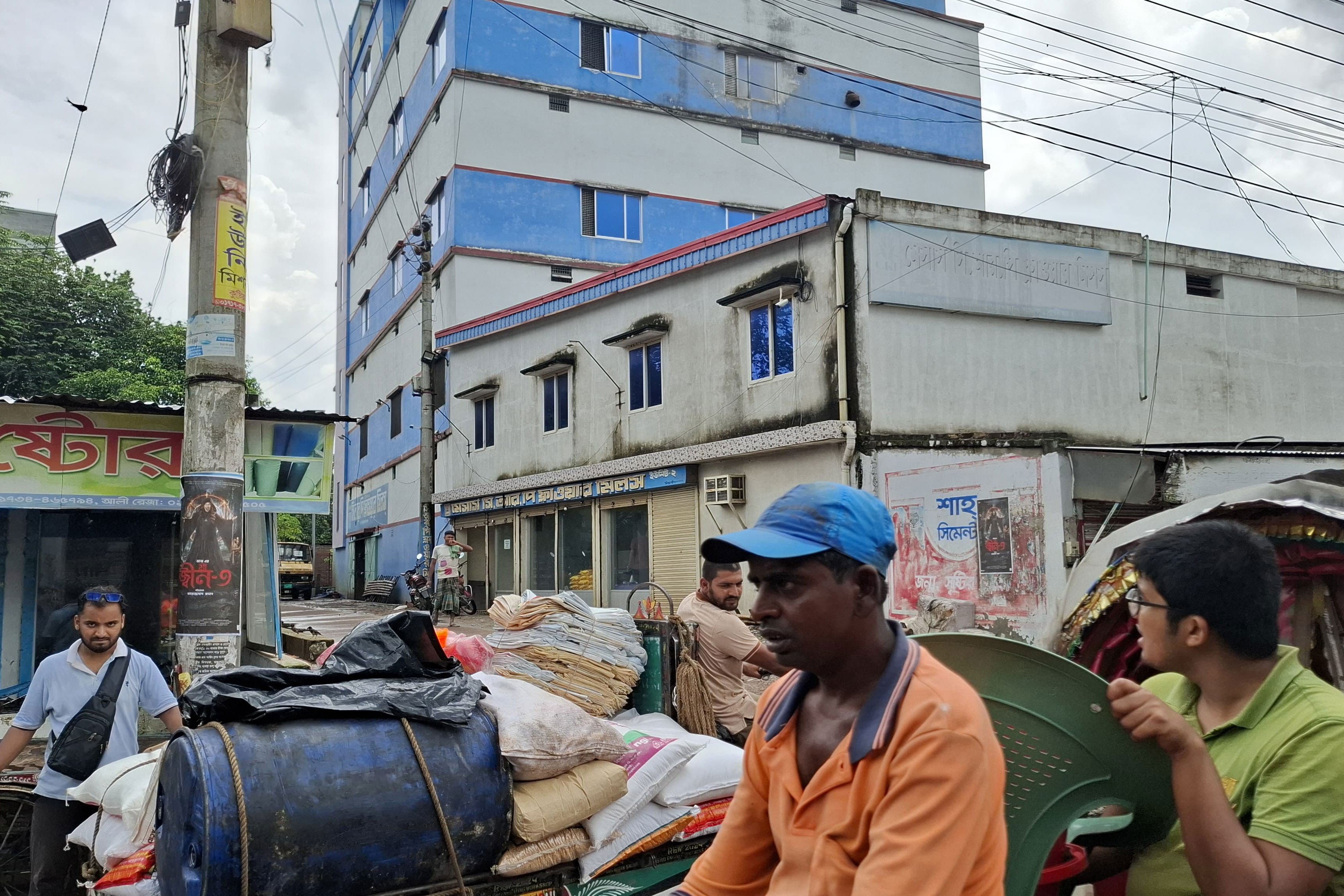 কুষ্টিয়ায় হঠাৎ করে বেড়েছে গমের আটার দাম
