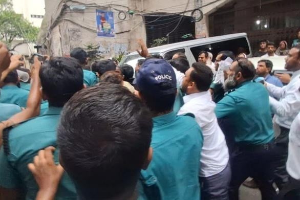 চাঁদাবাজির অভিযোগে গ্রেফতার বৈষম্যবিরোধী ছাত্র আন্দোলনের নেতাদের আদালত চত্বরে কিল-ঘুষি-লাথি