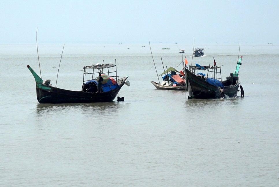 মেঘনায় মিলছে না কাঙ্ক্ষিত ইলিশ, জেলে পল্লীতে নিরানন্দ