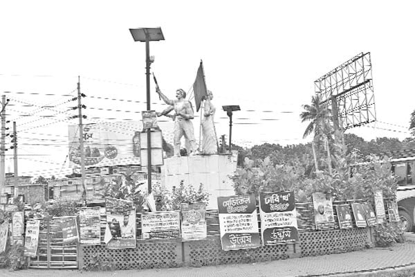 পোস্টারে ঢাকা মুক্তিযুদ্ধের ভাস্কর্য