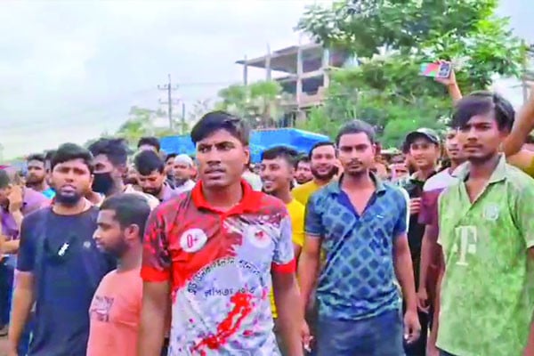 শ্রীপুরে শ্রমিক বিক্ষোভ, মহাসড়ক অবরোধ