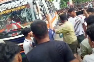 ফুটবল মাঠে ঢুকে পড়ল যাত্রীবাহী বাস; নিহত ১, আহত ৫