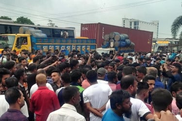 গাজীপুরে ১০ দফা দাবিতে শ্রমিকদের মহাসড়ক অবরোধ