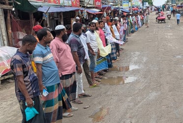 বঙ্গোপসাগরে ট্রলিং পদ্ধতিতে মাছ শিকার বন্ধের দাবিতে মানববন্ধন