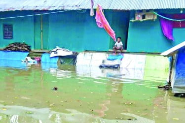 পানি বাড়ছে দ্রুত, উৎকণ্ঠা