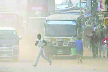 ভয়াবহ পরিবেশগত সংকটে ঢাকা